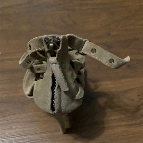 Shoes - Picture 5 of 7